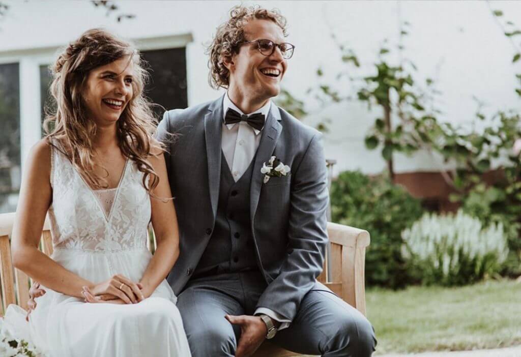 Glückliches Brautpaar während einer freien Trauung in Österreich