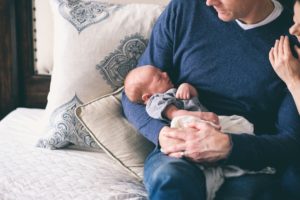 Kinderwillkommensfest | Baby auf dem Arm des Vaters