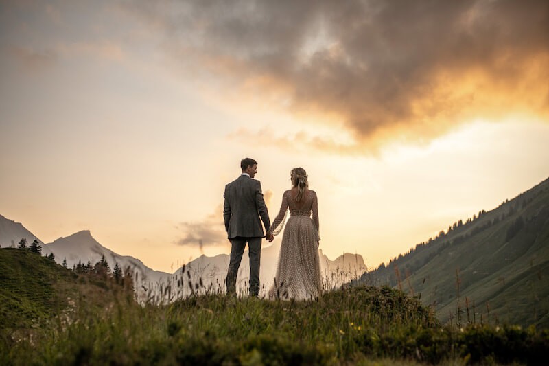 Freie Trauung Oberösterreich | Brautpaar mit Panoramablick in den Bergen