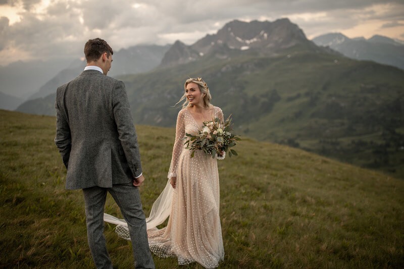 Brautpaar auf einem Berg mit Blick ins Tal