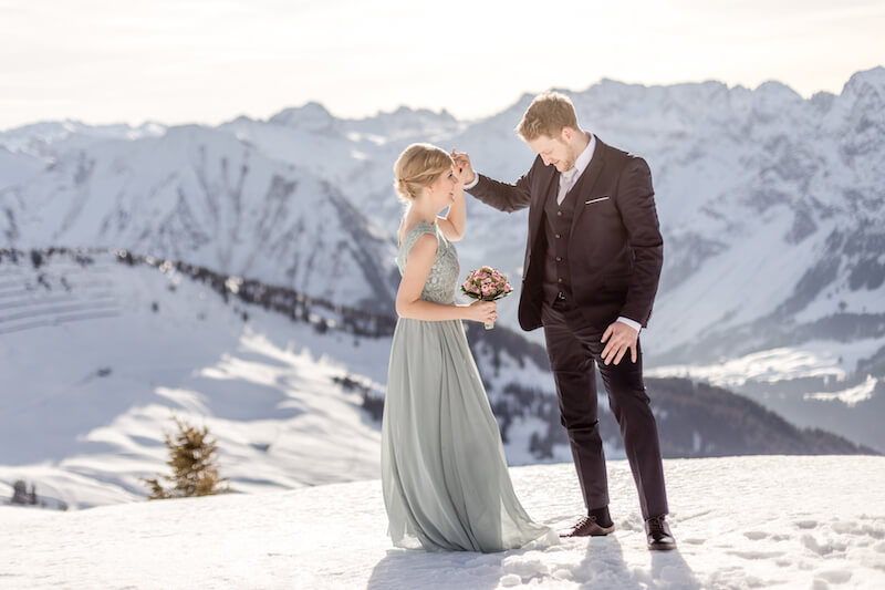 Hochzeitspaar im Schnee auf Gebirge