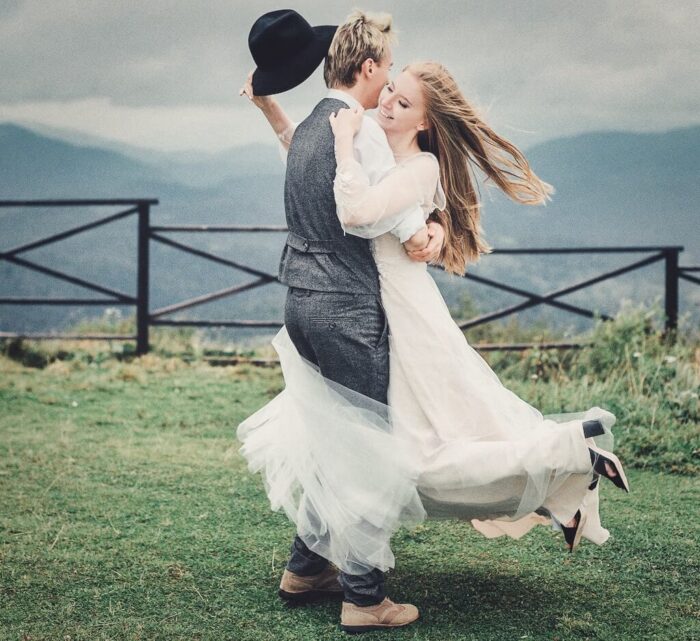 Trauredner Burgenland | Hochzeitspaar tanzt hoch oben mit Blick ins Tal