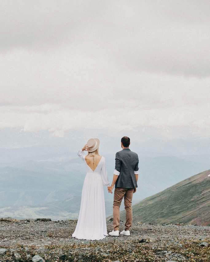 Hochzeitspaar im Gebirge mit Blick ins Tal