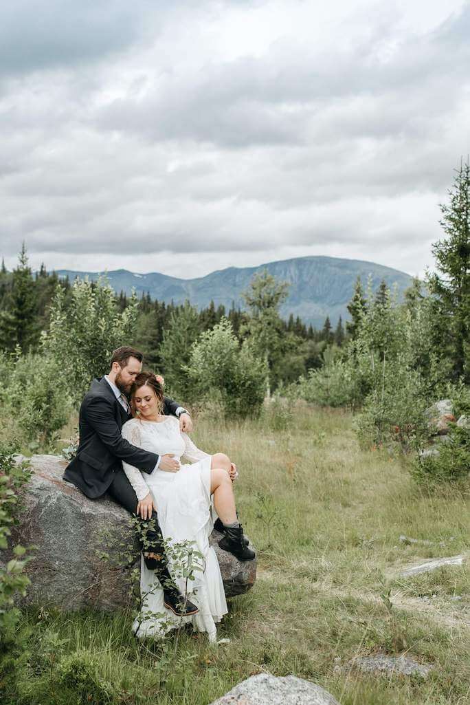 Tirol | Hochzeitspaar sitzt auf Stein in den Bergen