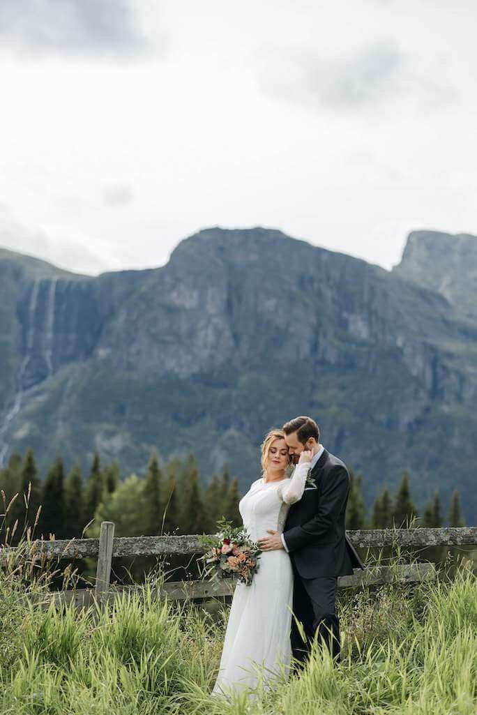 Tirol | Hochzeitspaar umarmt vor riesiger Bergspalte