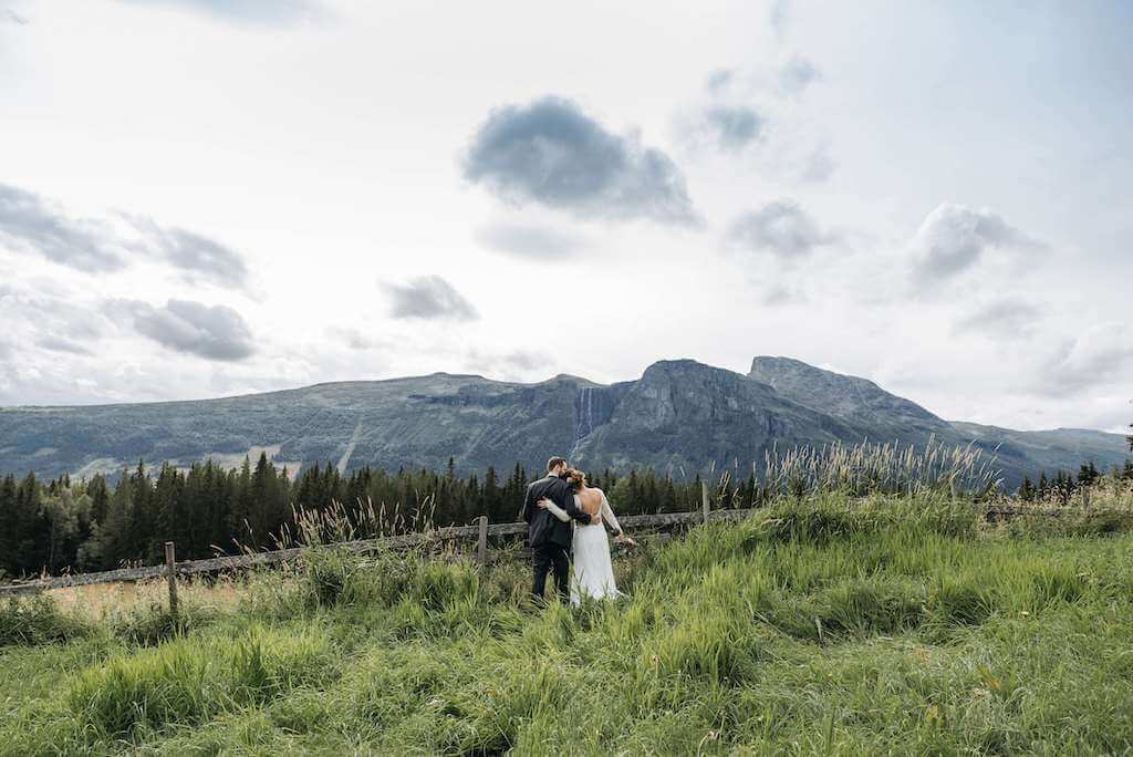 Tirol | Hochzeitspaar blickt ins Tal