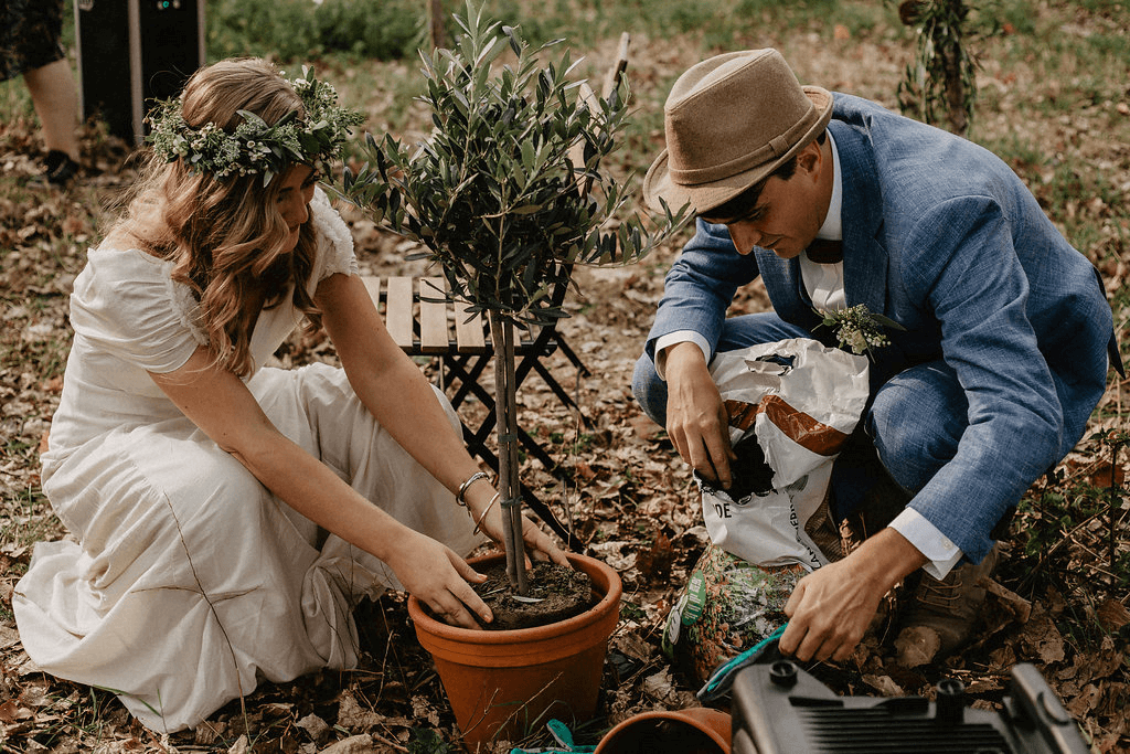 Hochzeit planen | Braut und Bräutigam pflanzen gemeinsam einen Baum