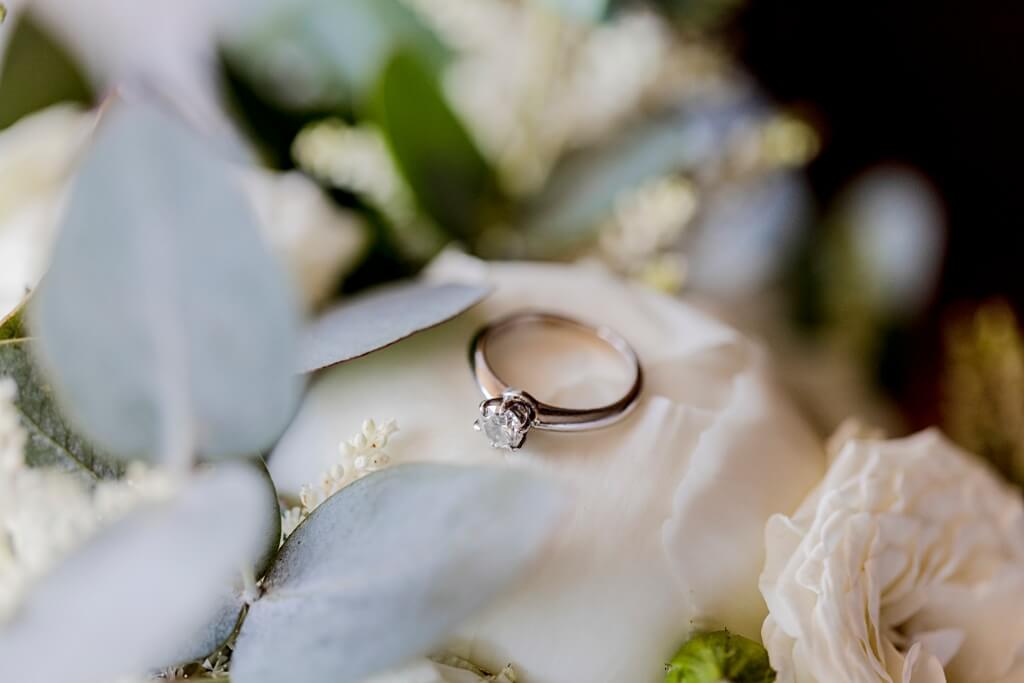 Green Wedding | Ehering auf einem Kissen