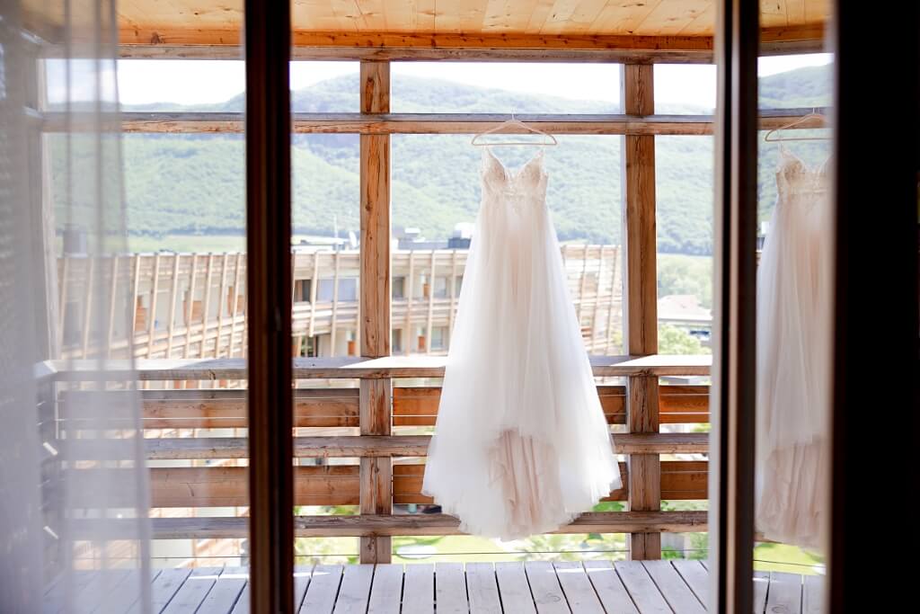 Green Wedding | Hochzeitskleid aufgehängt vor Bergpanorama