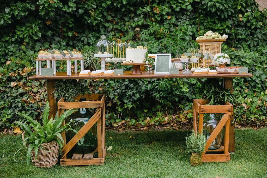 Green Wedding | Veganes Essen auf einem Holztisch dekoriert