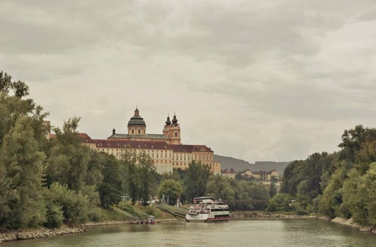 Trauerredner Niederösterreich | Sicht auf das Stift Melk von der Donau aus