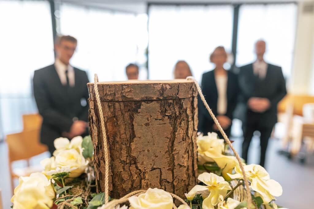 Trauerredner | Hochzeitsgäste stehen vor einer Urne