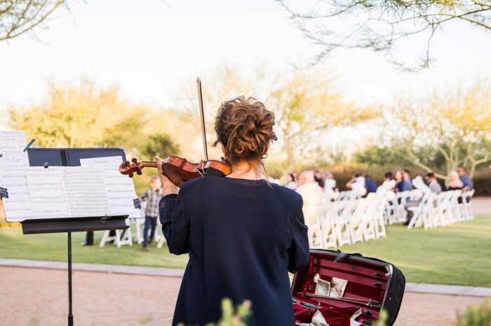 Musikerin auf einer freien Trauung
