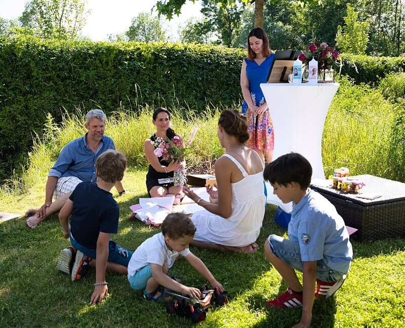 Kinderwillkommensfest | Freie Rednerin Anika zusammen mit der Familie im Garten