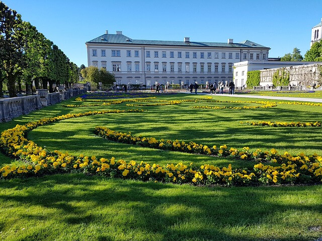 Standesamt Salzburg mit riesigem Garten und bunten Blumen