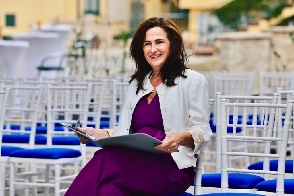 Susanne Schöndorfer - Freie Rednerin aus Salzburg und Wien | Sie bereitet sich auf die Trauung mit Ihrer Rednermappe vor