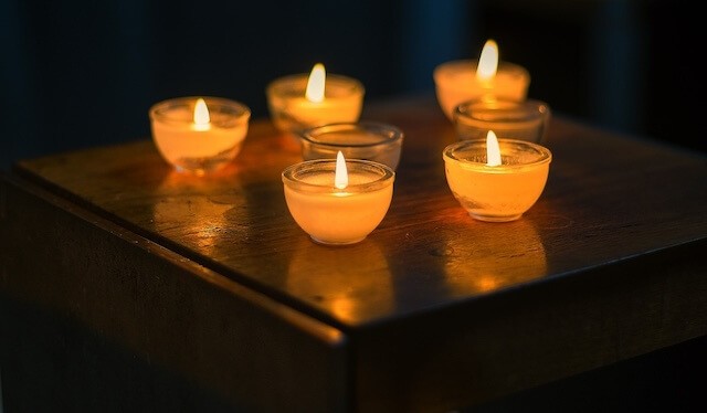 Fünf brennende Kerzen im schwarzen Hintergrund