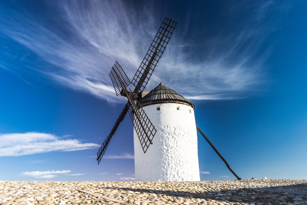 weiße Windmühle vor blauem Himmel