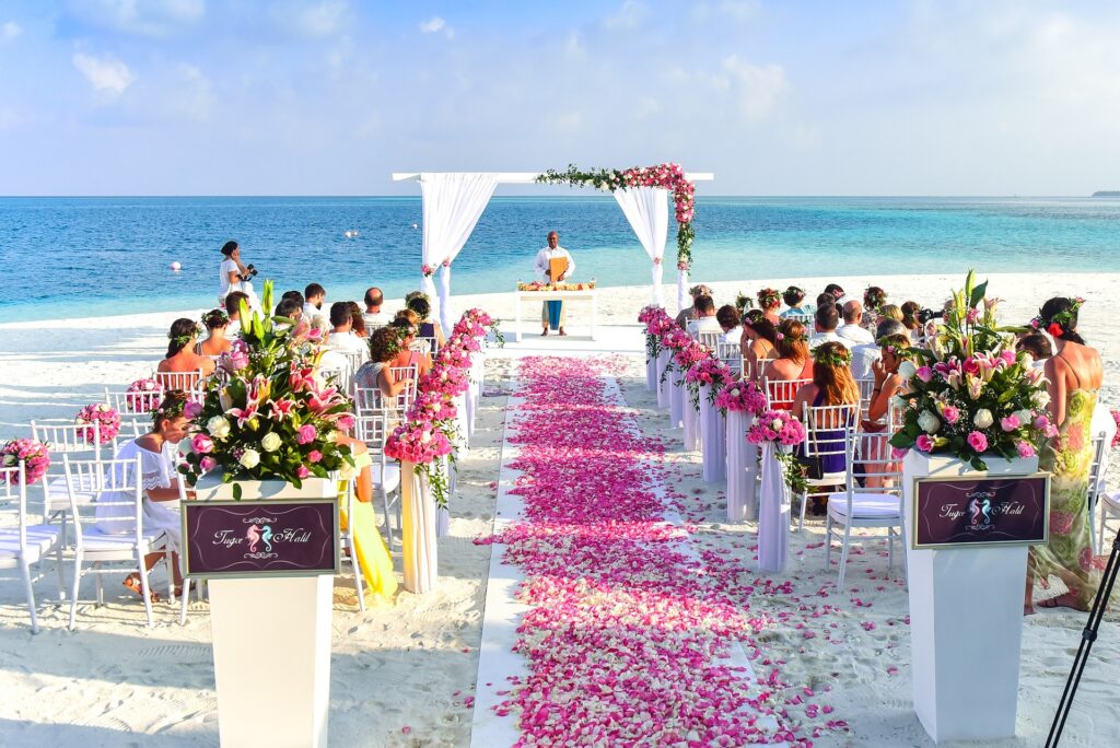 Strandhochzeit mit Hochzeitsgesellschaft
