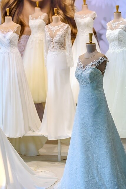Trauzeugen Aufgaben - das Brautkleid aussuchen