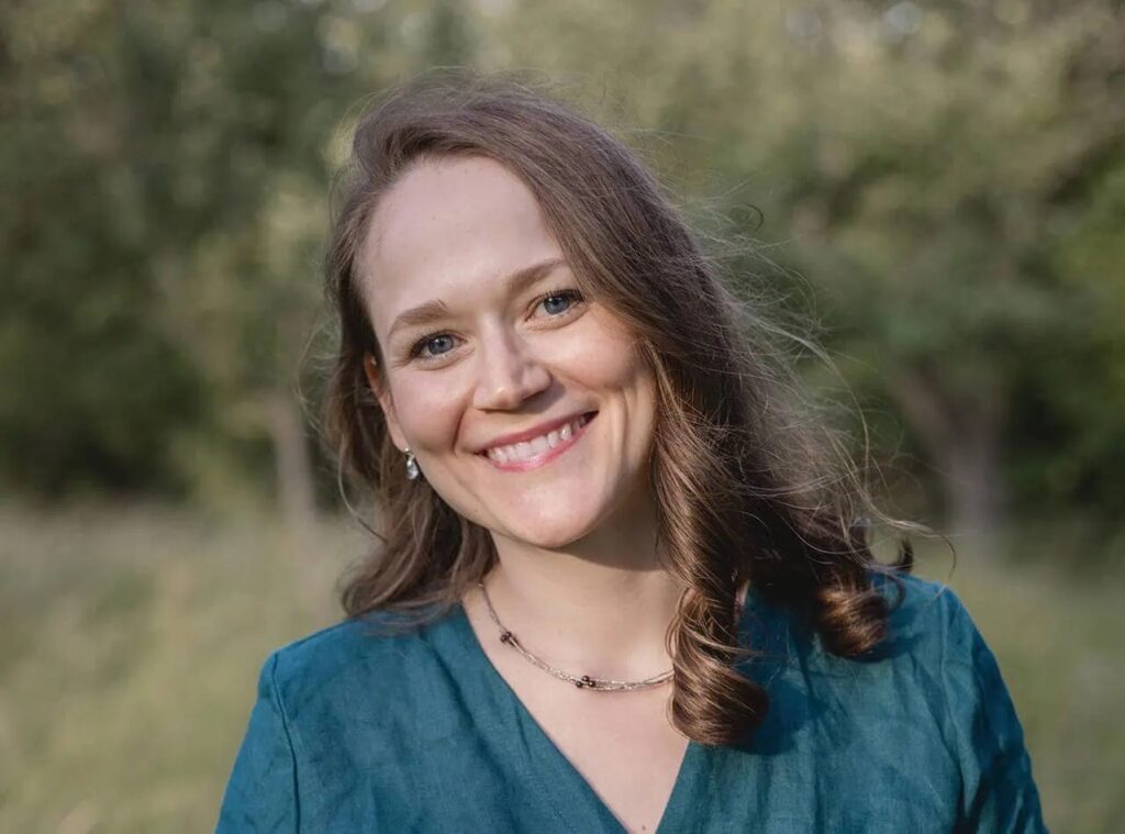 Freie Rednerin Katharina Paulnsteiner in der Natur