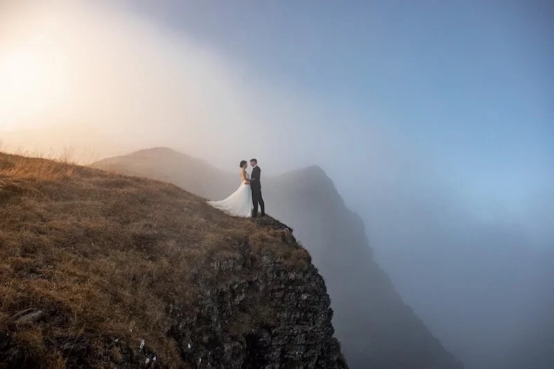 Trauredner Wien | Hochzeitspaar an einer Klippe