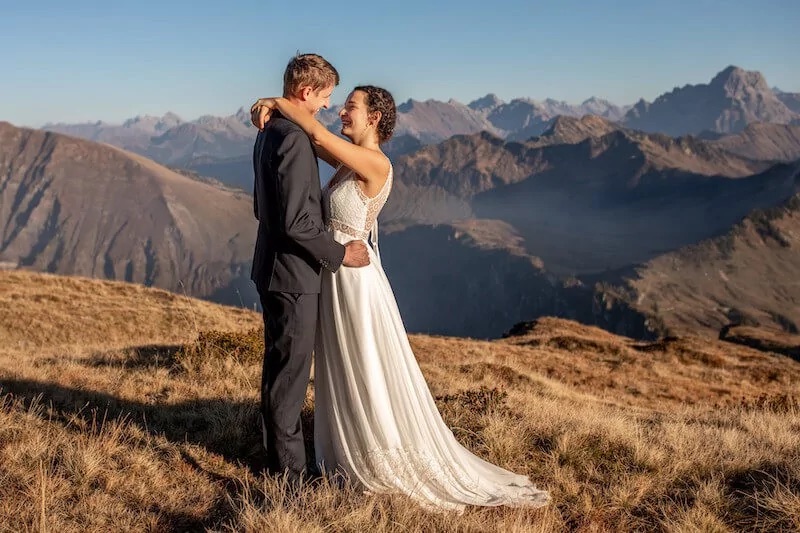 Trauredner Wien | Hochzeitspaar auf einem Berg