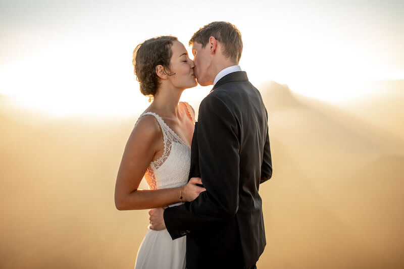 Trauredner Wien | Hochzeitspaar küsst sich