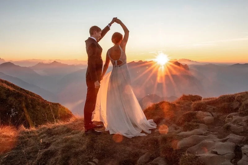 Trauredner Wien | Hochzeitspaar auf einem Berg im Sonnenuntergang