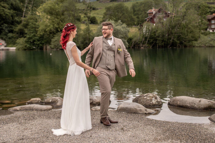 Trauredner Salzburg | Hochzeitspaar steht an einem See
