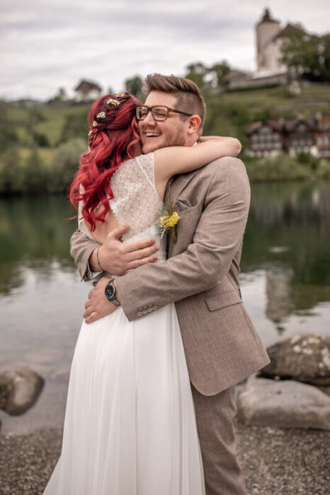 Trauredner Salzburg | Hochzeitspaar umarmt sich