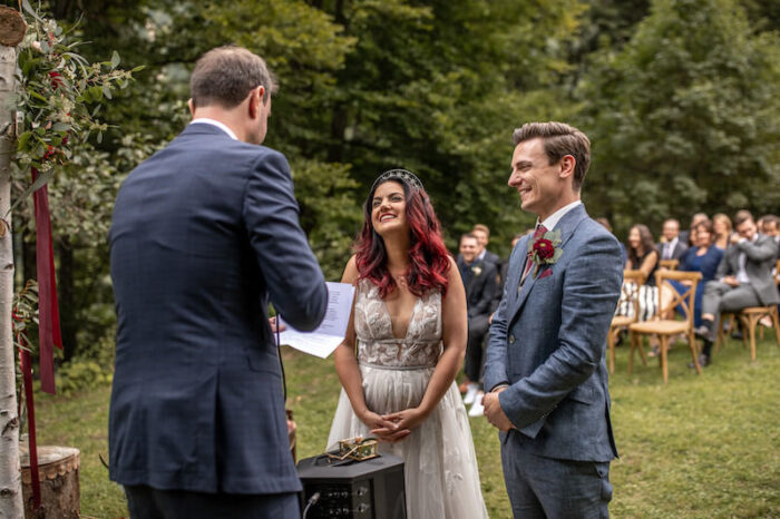 Trauredner Salzburg | Freier Redner steht vor dem Hochzeitspaar