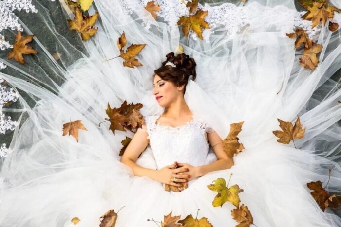 Freie Trauung Bregenz Brautkleid mit Herbst Blättern