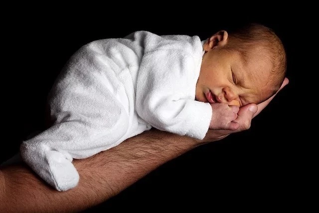 Kinderwillkommensfest | Baby auf dem Arm vom Vater