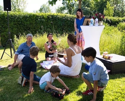 Kinderwillkommensfest | Freie Rednerin Anika mit Gästen
