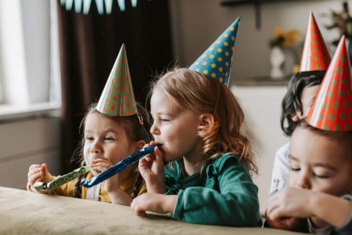 Kinderwillkommensfest - drei Kinder feiern