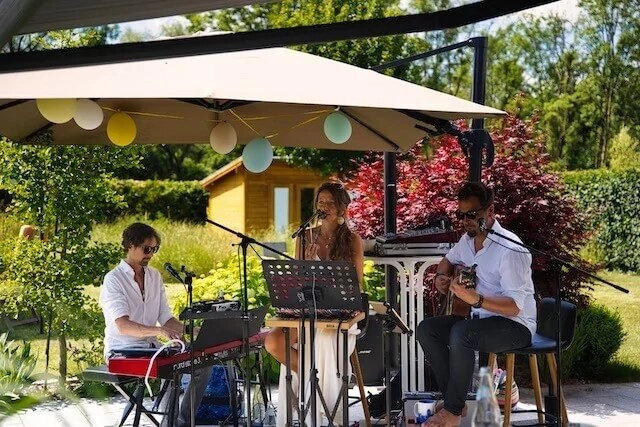 Kinderwillkommensfest - eine Band spielt im Garten