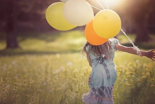 Kinderwillkommensfest - Kind mit Ballons