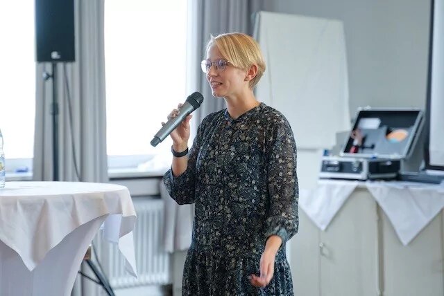 Kinderwillkommensfest - Teilnehmerin hält erste Rede