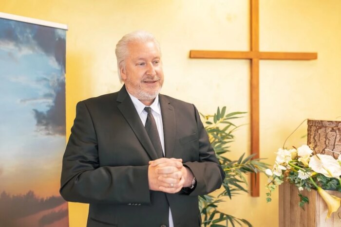 Trauerredner - Freier Redner vor einem Kreuz