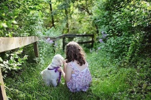 Tiertrauerfeier - Kind mit Hund