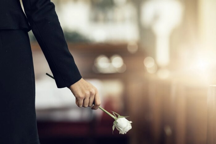 Trauerredner - Frau mit Blume