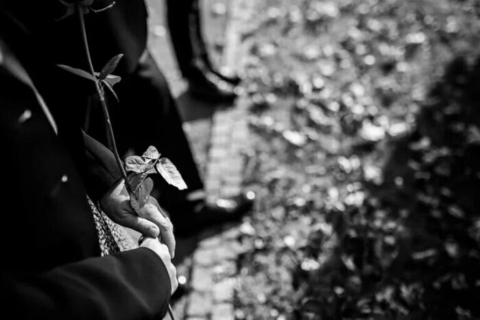 Trauerredner - Trauergäste auf dem Friedhof