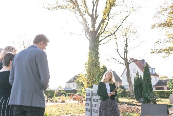 Trauerredner - Trauerrede auf dem Friedhof