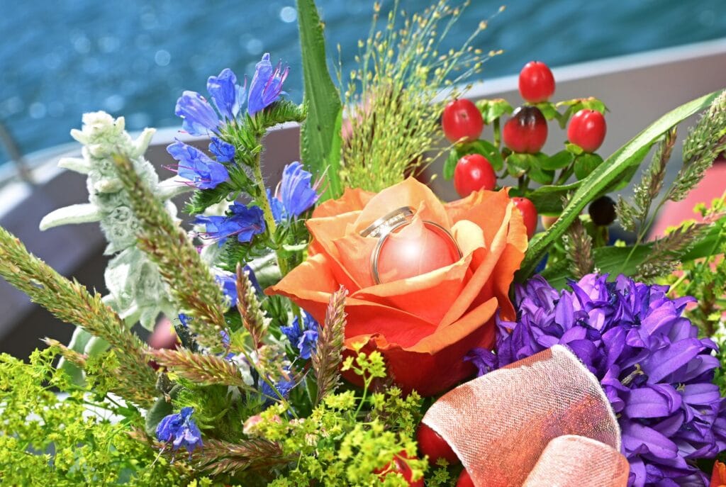 Eheringe auf Blumen bei Freier Trauung mit Traurednerin Vera Sumetshammer