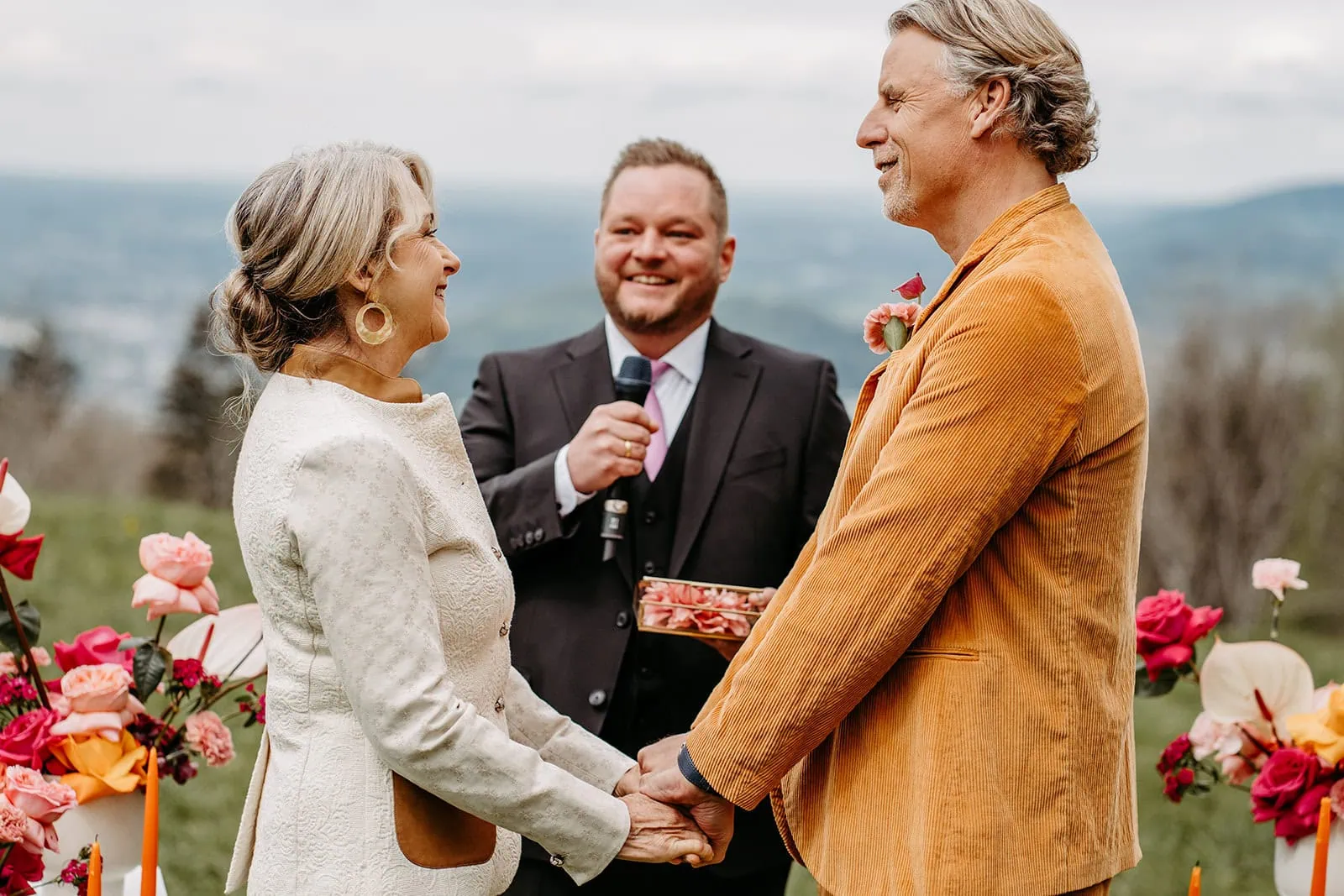 Trauredner Tom Salzlecher beim großen Moment der Zeremonie: die Traufrage