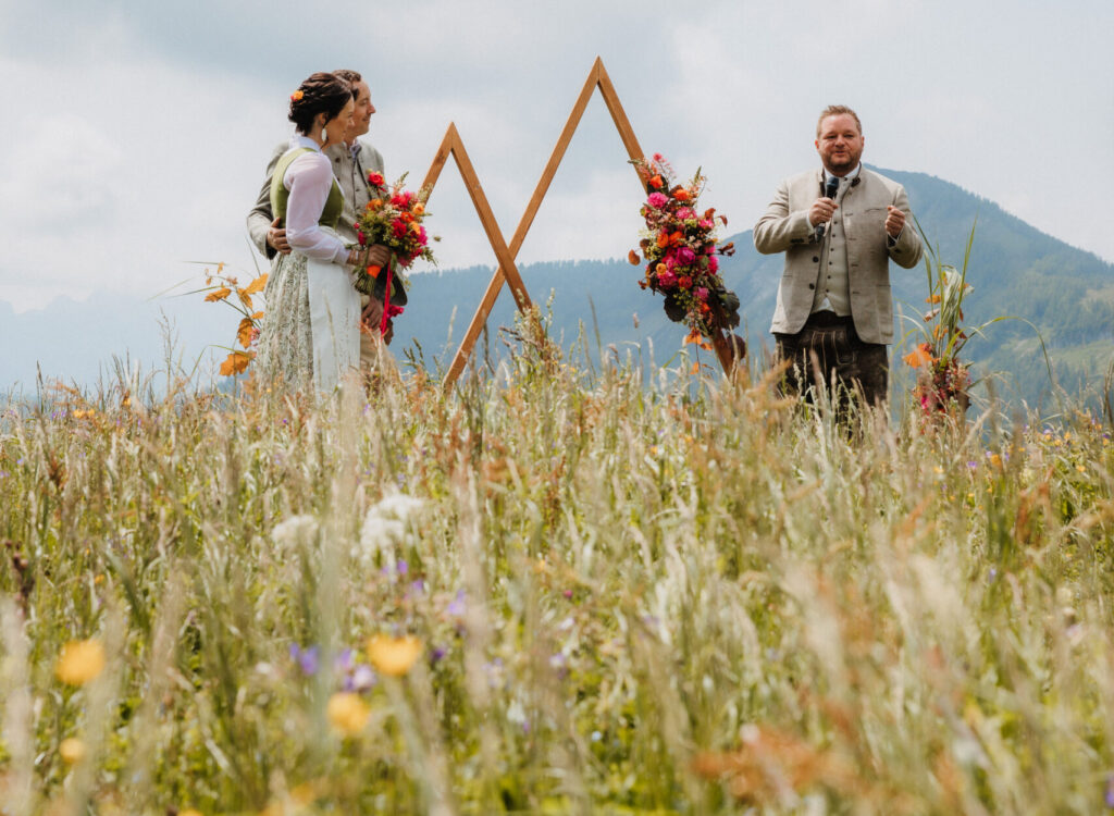 Freier Redner Tom Salzlechner bei einer Freien Trauung auf dem Berg in Lederhosen