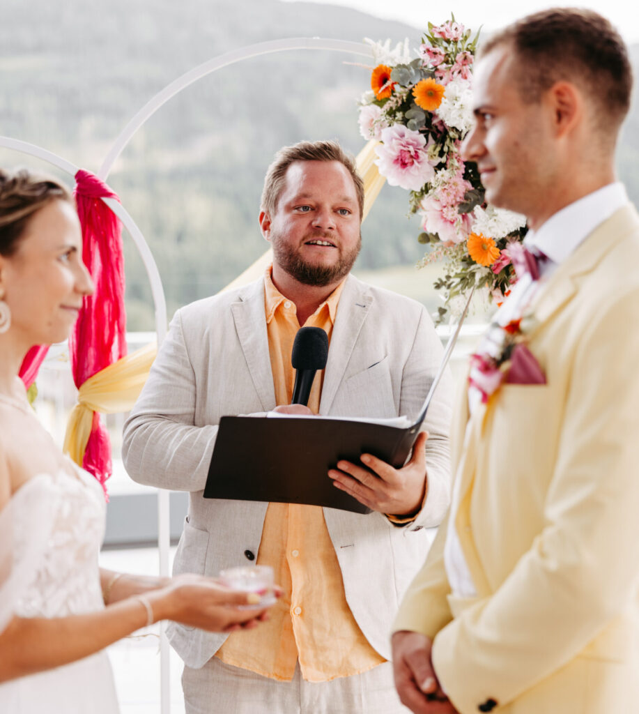 Tom Salzlechner ist Traureddner und stellt seinem Hochzeitspaar gerade die Traufrage