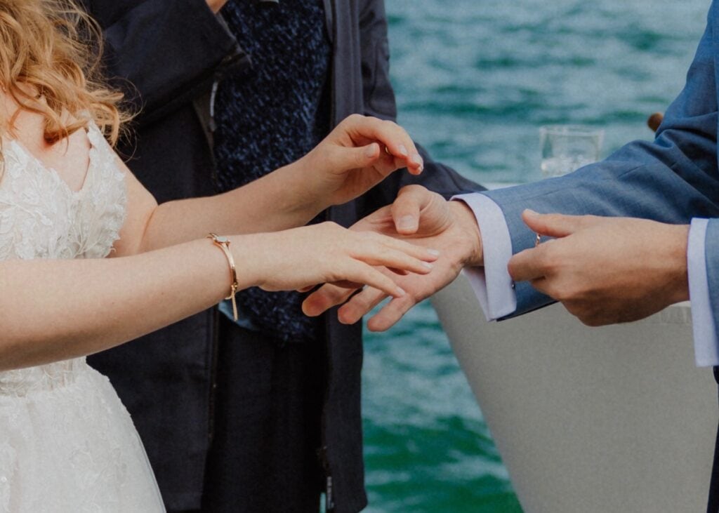 Hochzeitsrede von Freie Redner Österreich, emotionale Trauung am Wasser mit Ansprache, Symbolik und persönlichen Worten, individuell gestaltete Hochzeitsrede von professionellen Freien Rednern.