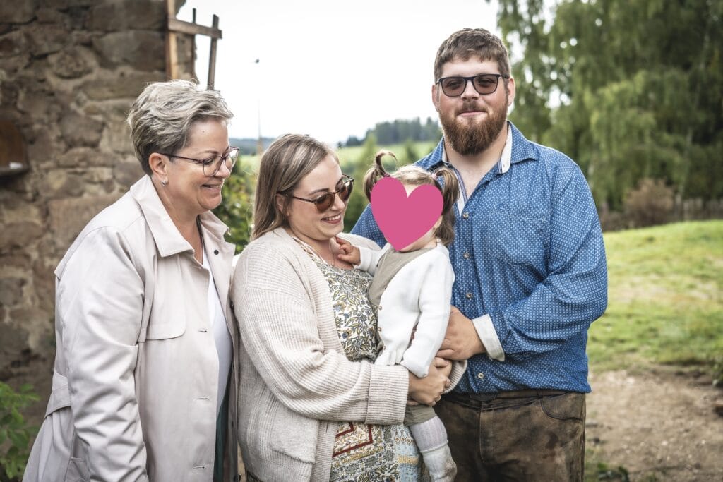 Trauung bei Freie Redner Österreich mit emotionaler Zeremonie im Grünen, individuell gestaltet für persönliche Hochzeitsmomente.